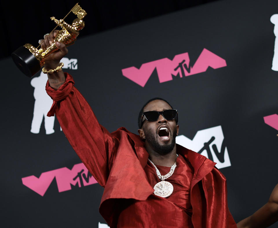 Diddy sostiene su premio Global Icon en los MTV Video Music Awards 2023.