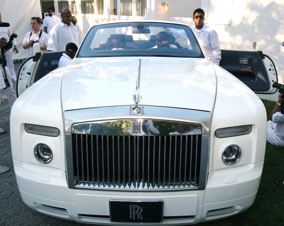 Un Rolls-Royce blanco en una fiesta en Combs.
