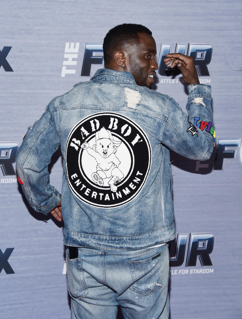 Combs luce una chaqueta de mezclilla con el logo de Bad Boy Entertainment en la espalda.